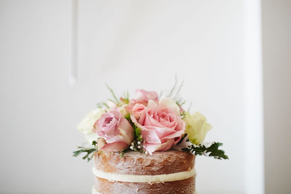 Can weddings be planned in a few weeks? flower cake 3